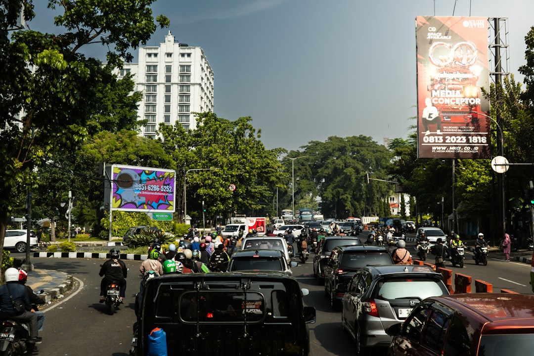 Photo High-traffic venue crowd